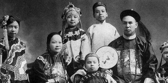 爱新觉罗家族作为一代皇族，在清朝灭亡后，是怎样的结局？ 第2张